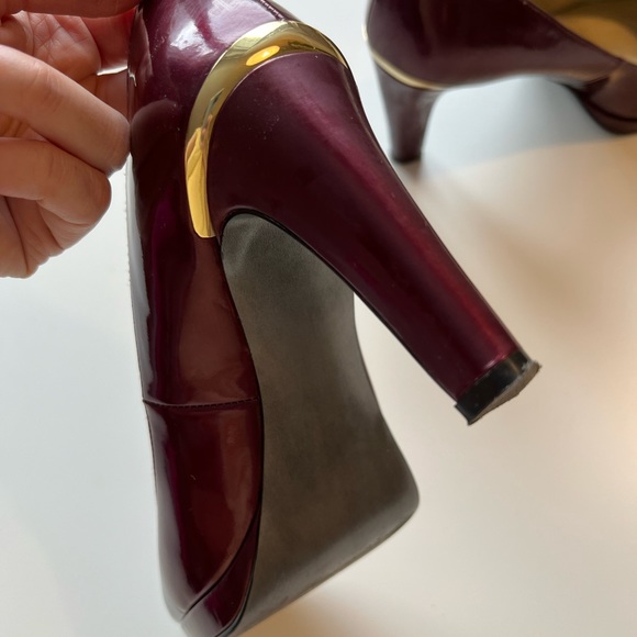 [SOLD] Tahari Patent Pumps with Gold Detailing - Picture 5 of 7